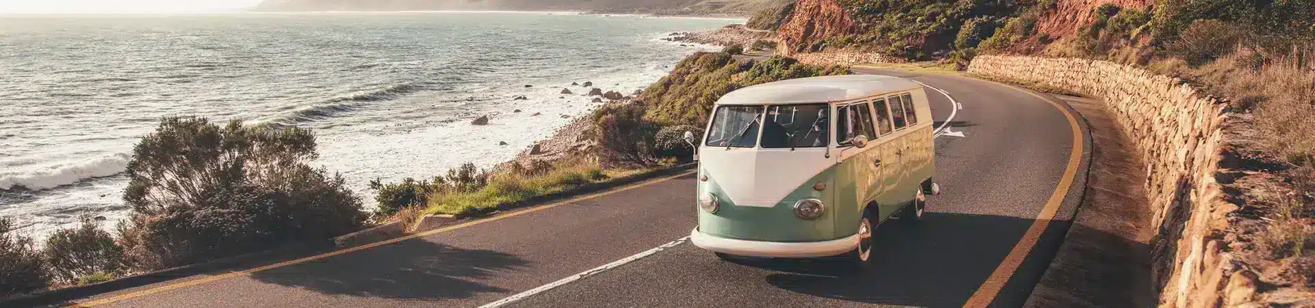 VW Busje over een kustroute