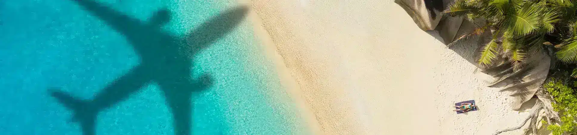 Tropisch strand van boven