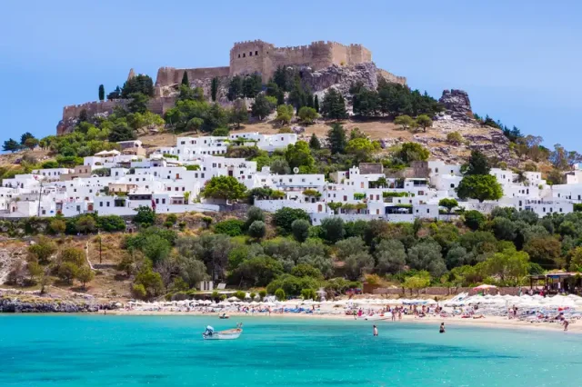 Rhodos, Lindos https://www.zonvakantiemoment.nl/app/uploads/2023/11/Rhodos-Lindos-640x426.webp