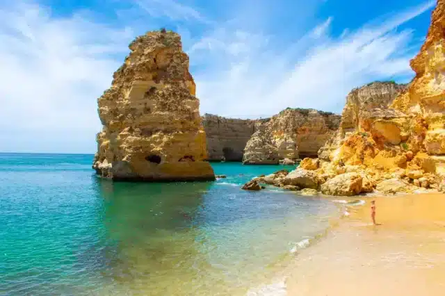 https://www.zonvakantiemoment.nl/app/uploads/2024/04/blog-stranden-praia-da-marinha-640x426.webp