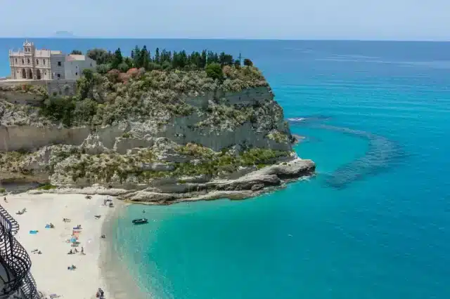 https://www.zonvakantiemoment.nl/app/uploads/2024/04/blog-stranden-tropea-640x426.webp