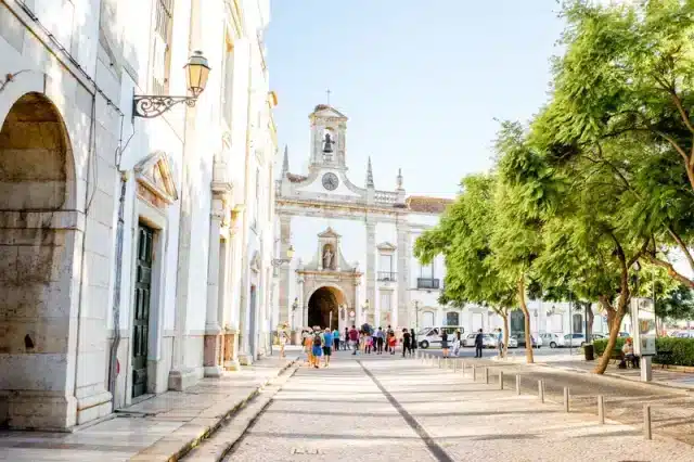 faro 1 https://www.zonvakantiemoment.nl/app/uploads/2024/04/faro-1-640x426.webp
