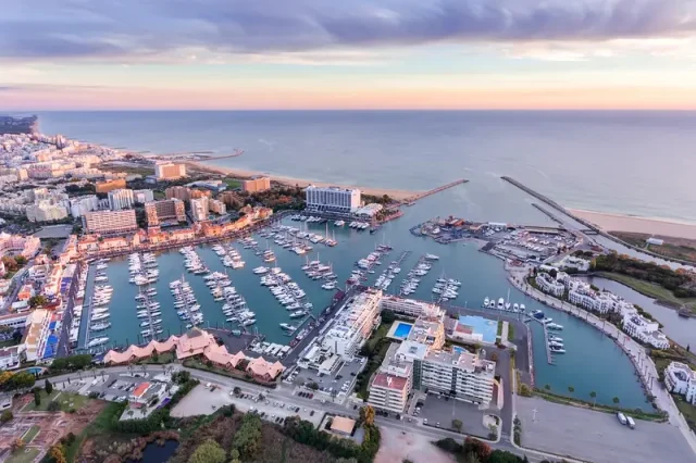 faro 2 https://www.zonvakantiemoment.nl/app/uploads/2024/04/faro-2-640x426.webp